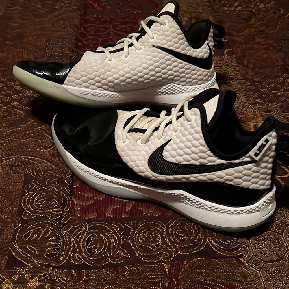 Nike Air LeBron Witness Mid